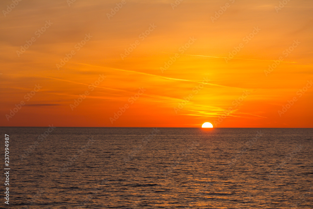 Wschodzące słońce na morzu