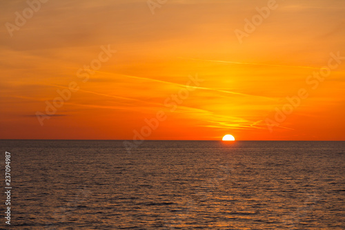 Wschodzące słońce na morzu © © Jakacki