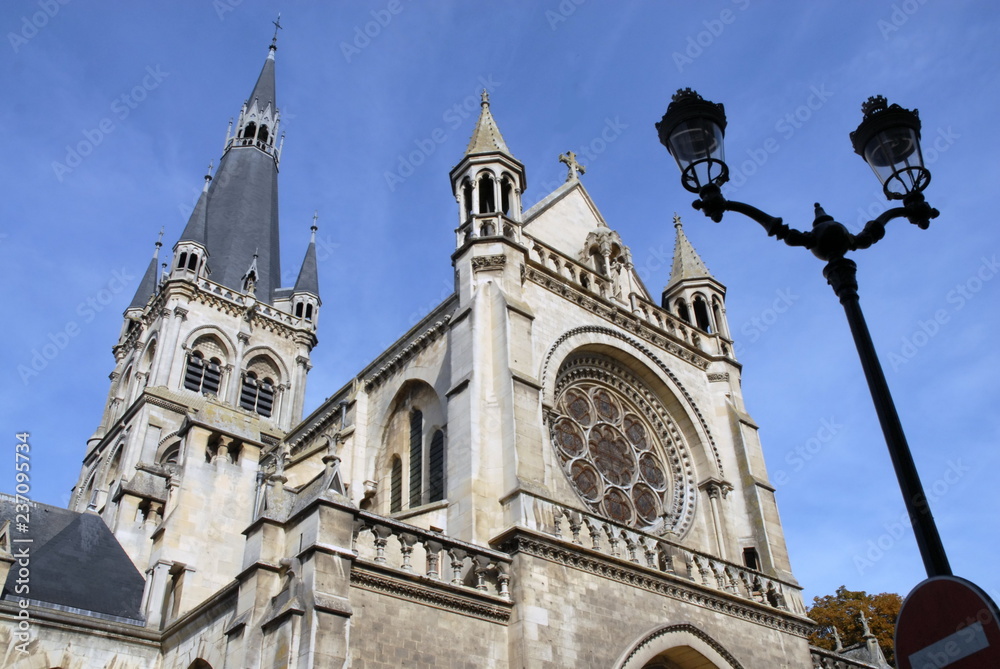 Ville d'Epernay, église Notre-Dame, réverbère en premier plan, département de la Marne, France	