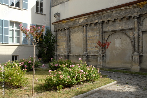 Ville d Epernay  vestiges et jardin fleuri dans une rue du centre ville  d  partement de la Marne  France