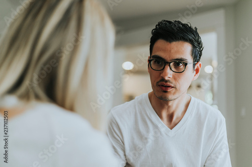 Fotografia Couple having a serious conversation