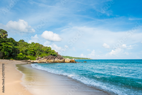 Fototapeta Naklejka Na Ścianę i Meble -  Beautiful wave from the sea and beautiful sky in Phuket Thailand