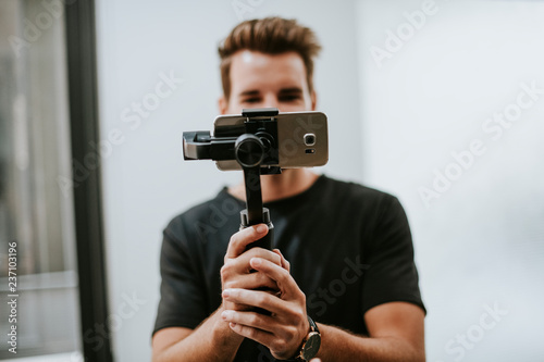 Man holding a gimbal with a phone photo
