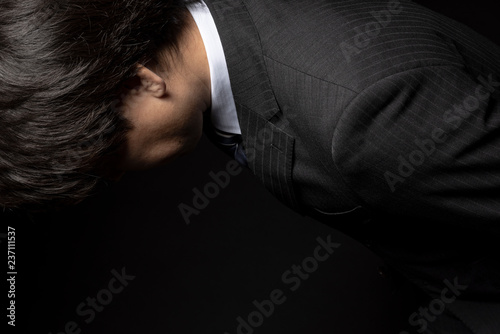 Cuadro en lienzo 頭を下げて謝罪する男性