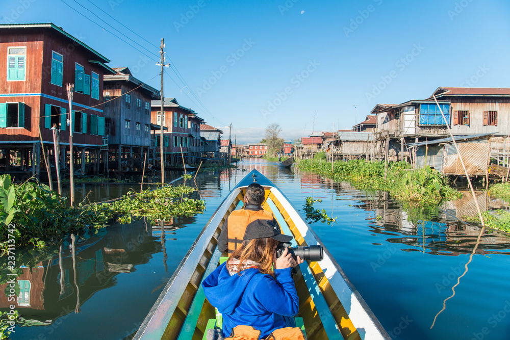 Φωτογραφία Tourist traveling by local boat to visiting the floating village of Intha people in Inle lake the second largest freshwater lake in Shan state of Myanmar