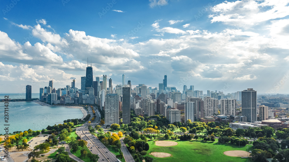 Naklejka premium Chicagowskiej linii horyzontu powietrzny trutnia widok od above, jezioro Michigan i miasto Chicago w centrum drapaczy chmur pejzaż miejski od Lincoln parka, Illinois, usa