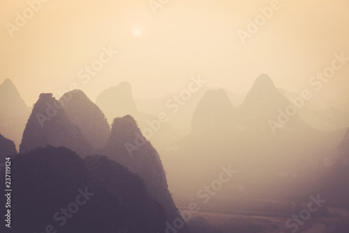 montagne et karst dans le brouillard de la vallée