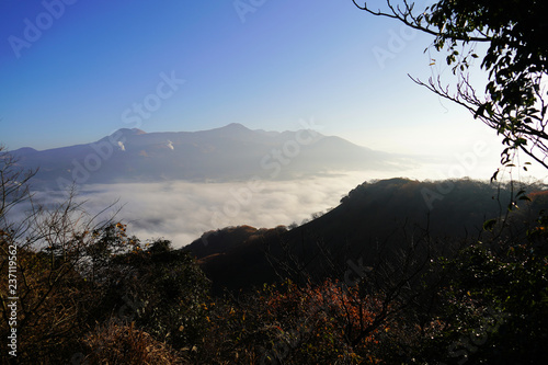 雲海に囲まれた早朝の阿蘇の山々
