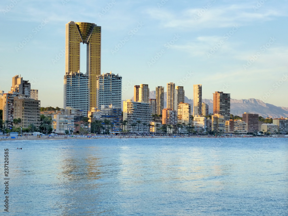 Fototapeta premium Rascacielos al atardecer en la playa de Poniente de Benidorm. 