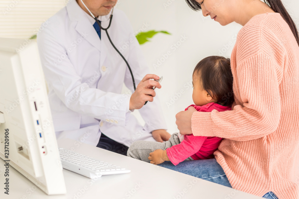 小児科を受診する親子 小児科を受診する親子