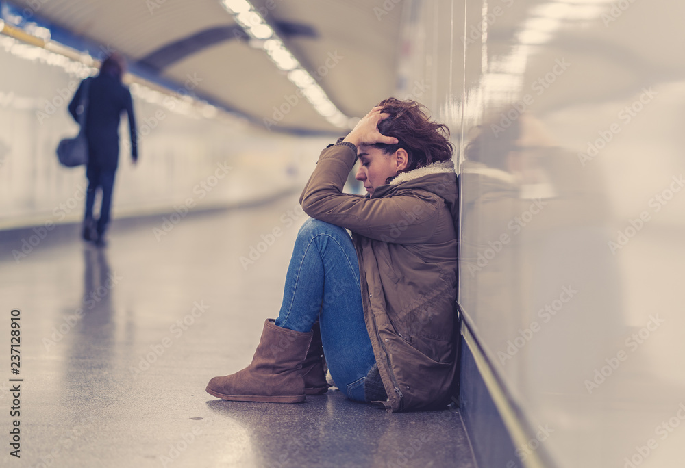 © SB Arts Media - Young depressed woman crying on the ground on subway underground © SB Arts Media - Young depressed woman crying on the ground on subway underground