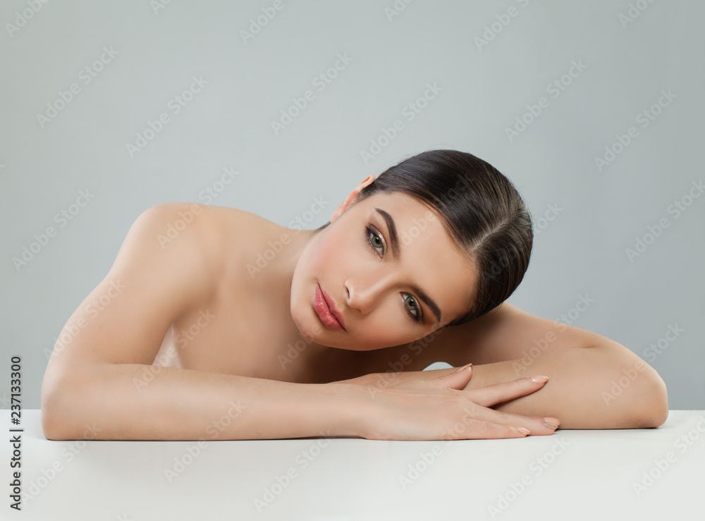 Obraz premium Relaxing woman. Spa model face