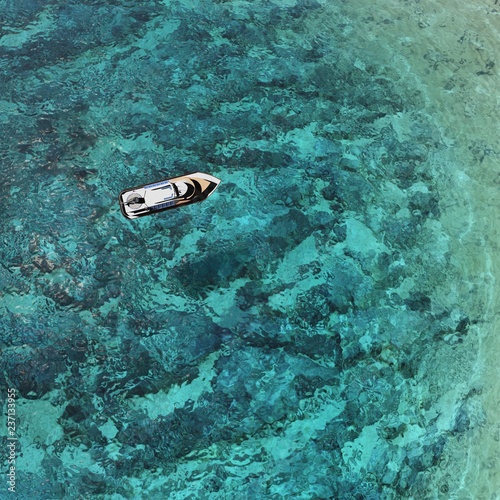南の海 透明な海 緑の海 浮かぶ小舟 ボート クルーザー © kx59