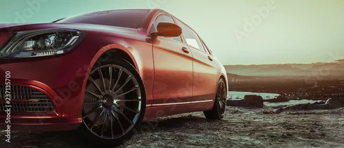 Obraz Luksusowy samochód zaparkowany na górze.