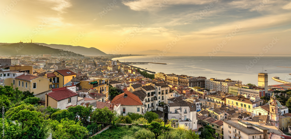 Panorama di Salerno all'alba