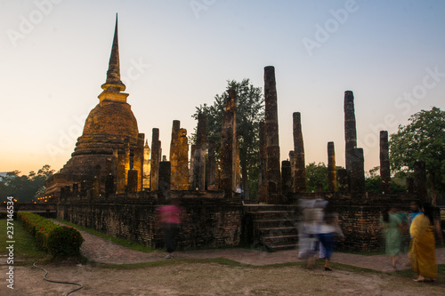 Obraz na płótnie the ancient Buddhist temple of Wat Sa Si in evening twilight