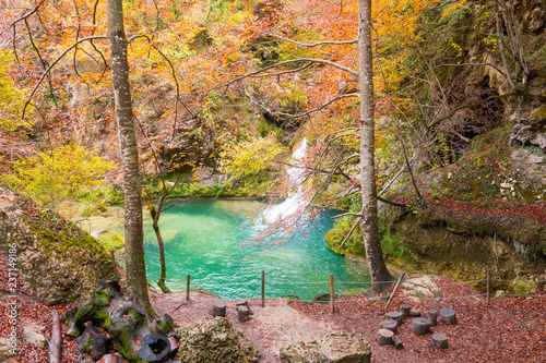 Fototapeta Naklejka Na Ścianę i Meble -  urederra during colorful autumn season, Spain