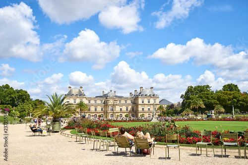 Fototapeta Naklejka Na Ścianę i Meble -  A sunny day in the Paris Luxembourg Garden - Jardin de Luxembourg