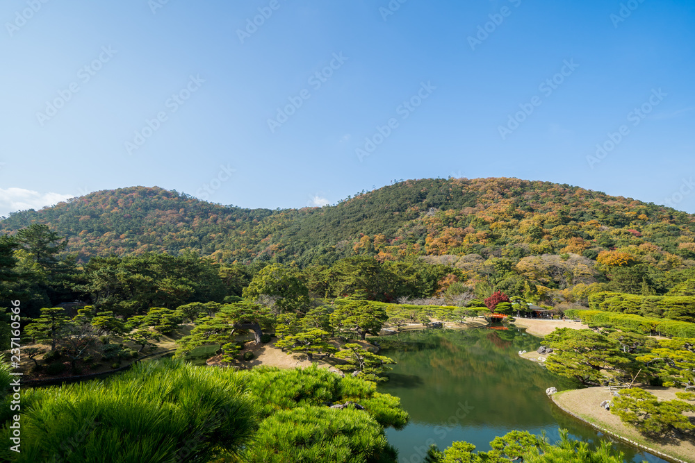 紅葉　栗林公園(香川県高松市)芙蓉峰から望む北湖、梅林橋　2018年11月撮影