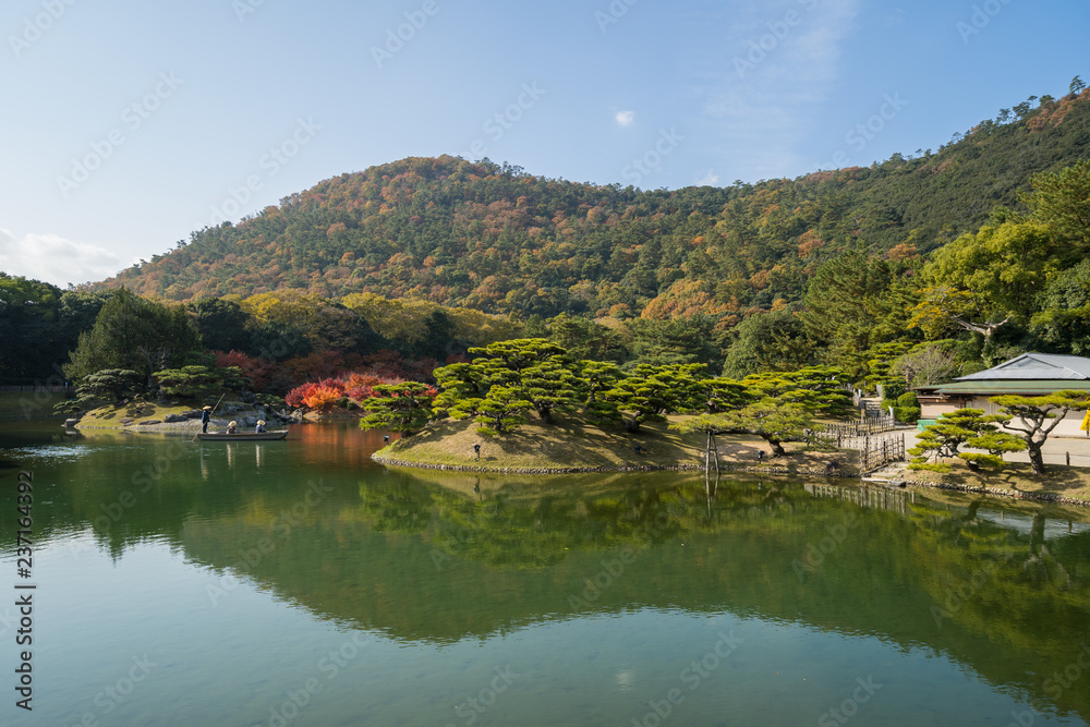 紅葉　栗林公園(香川県高松市)南湖、和船　2018年11月撮影