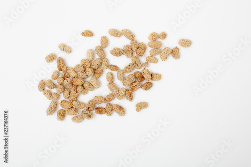 Dried white mulberries, Pattern of nuts form