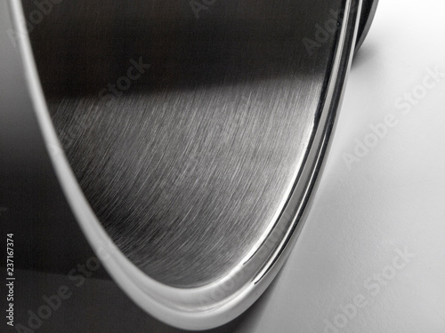 Detalle abastracto en close up de una Cacerola inox vista parcialmeter sobre un fondo blanco 16