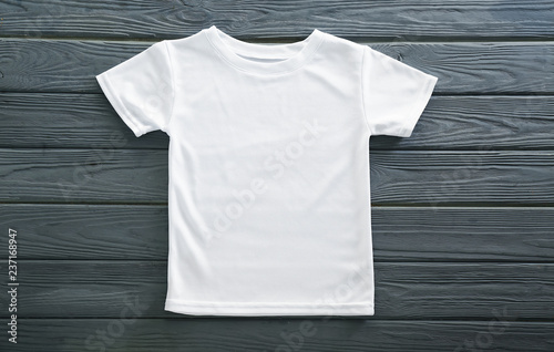 Photo Blank white t-shirt on wooden background