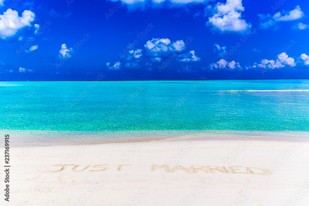 Obraz premium Just Married written on Sand