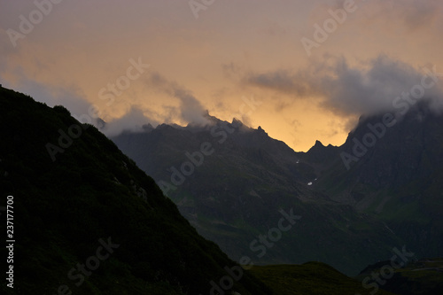 Unwetter am Abend über der Silvrettagruppe in den Zentralalpen zwischen der Schweiz und Österreich