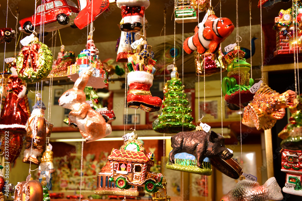 Naklejka premium Christmas beautiful hanging ornaments on Christmas market