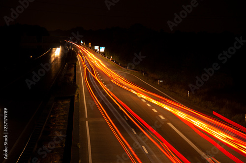 Autobahn in der Nacht Streifen