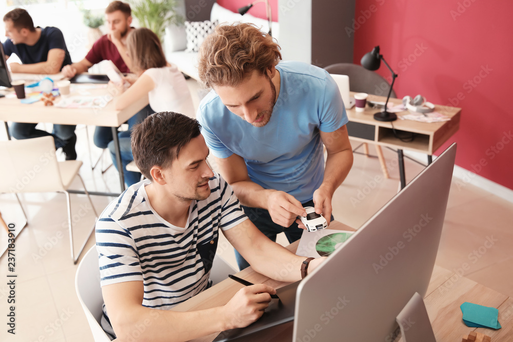 Obraz premium IT specialists working in office