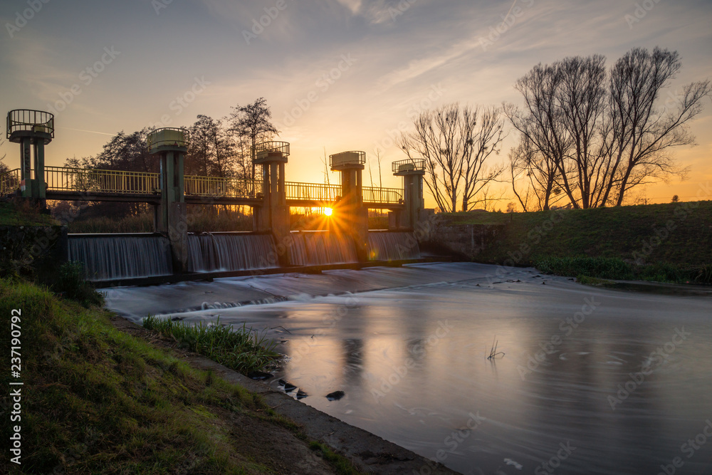 Obraz premium Dam on the Jeziorka river in Konstancin Jeziorna, Mazowieckie, Poland
