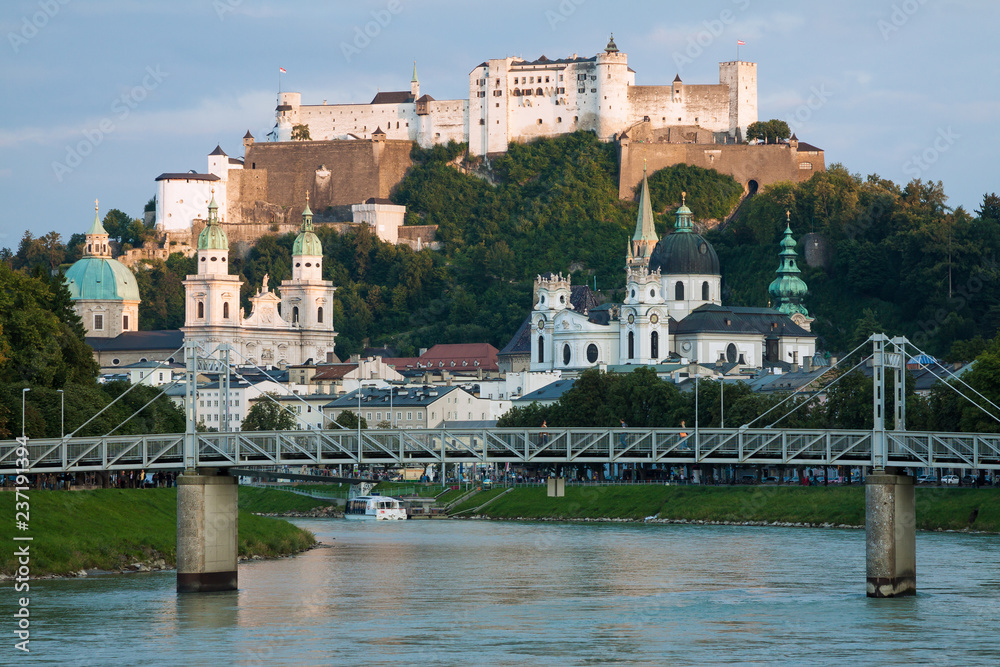 Fototapeta premium Salzburg bei Sonnenuntergang.