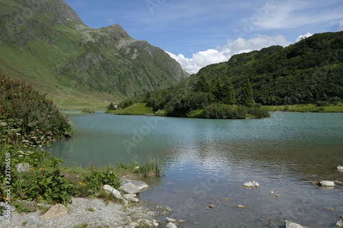 Fototapeta Naklejka Na Ścianę i Meble -  Landschaft am Zeinissee bei Galtür zwischen der Silvretta- und Ferwallgruppe an der Grenze zwischen Tirol und Vorarlberg, Österreich