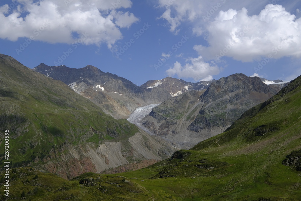Kaunertaler Gletscher in den Zentralalpen zwischen der Schweiz, Italien und Österreich von der Kaunertaler Gletscherstaße in Österreich aus gesehen