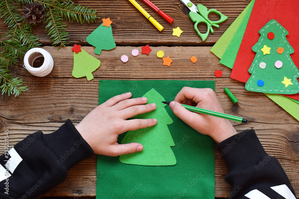 Деревянные игрушки своими руками на продажу. Закладки из фоамирана для детей. Дети делают украшения на елку. Закладки из фоамирана. Rod made of wood.