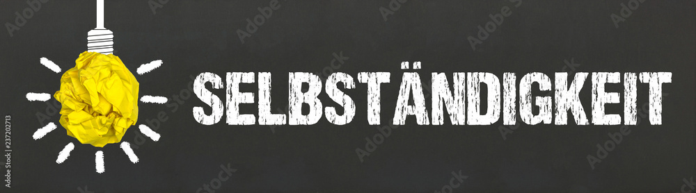 Selbständigkeit / Glühbirne auf Tafel Selbständigkeit / Glühbirne auf Tafel
