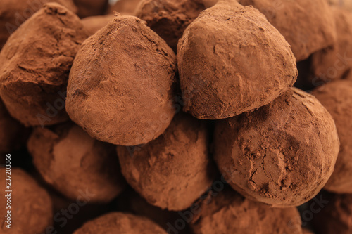 Tasty chocolate truffles, closeup © Pixel-Shot