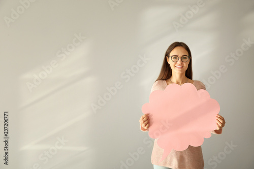 Young woman with blank spee...