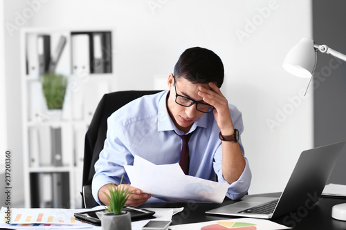 Stressed young businessman ...