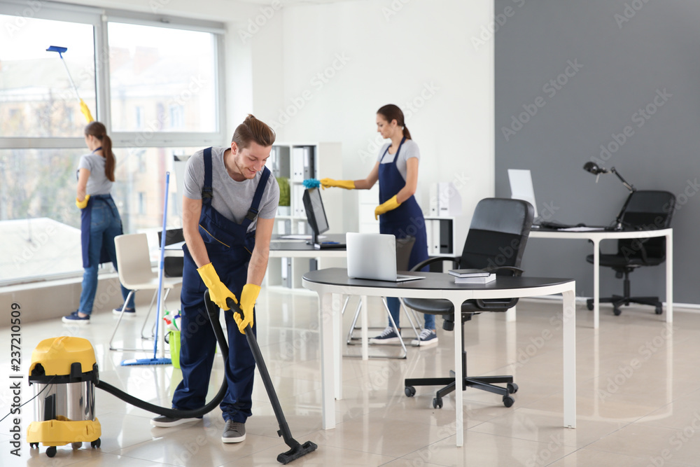 Team of janitors cleaning office - obrazy, fototapety, plakaty 