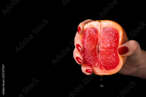 Woman squeezing half of jui...