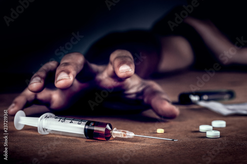 Cuadro en lienzo Addict man grab drug syringe