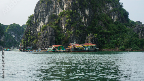 Hausboote in der Halong Bucht Vietnam