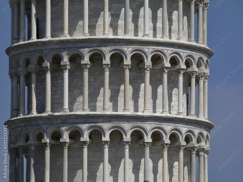Naklejka premium La torre de Pisa o torre inclinada de Pisa (torre pendente di Pisa) es la torre campanario de la catedral de Pisa, situada en la Plaza del Duomo.