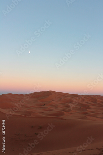 Mond   ber Sandd  nen der Sahara