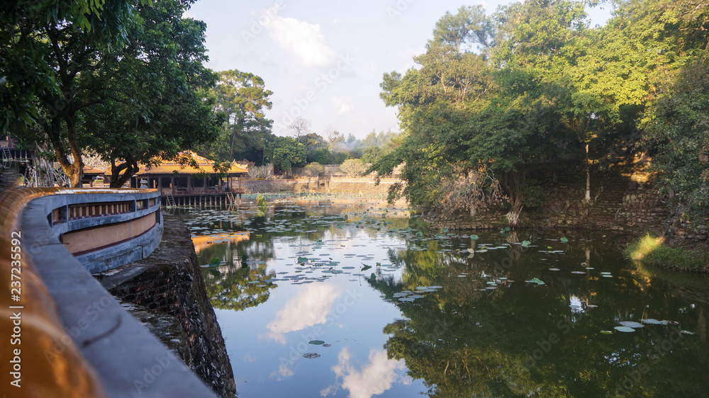 Fluß mit Tempel in Hue Vietnam
