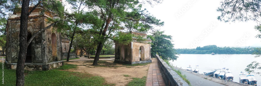 Verfallene Tempel in Hue Vietnam Panorama Verfallene Tempel in Hue Vietnam Panorama