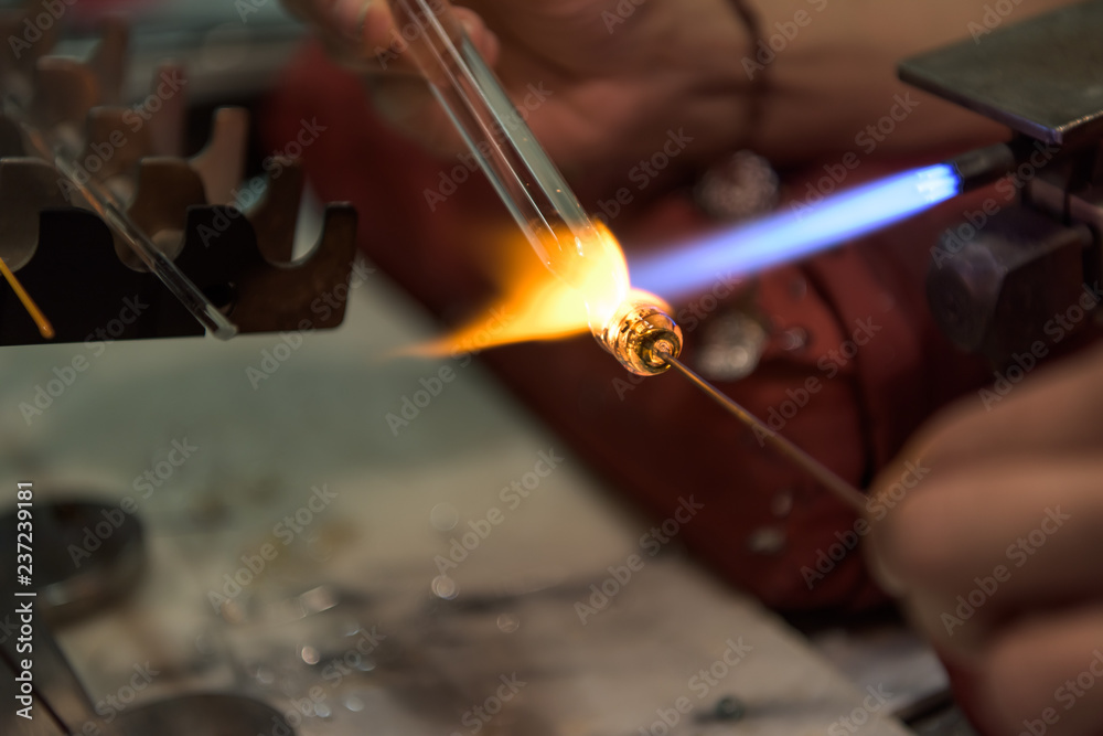 Murano glas artist melting glas closeup